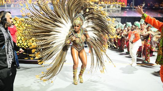 Atrasos, desmaio e briga: como foi a 1ª noite de desfiles do Grupo Especial de São Paulo