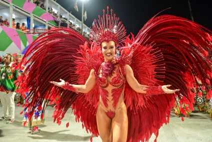 Virginia desfila como rainha pela Grande Rio
