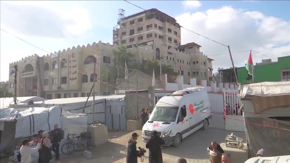 Vista do hospital do Crescente Vermelho em Gaza, enquanto a viagem dos pacientes para a fronteira de Rafah é adiada.