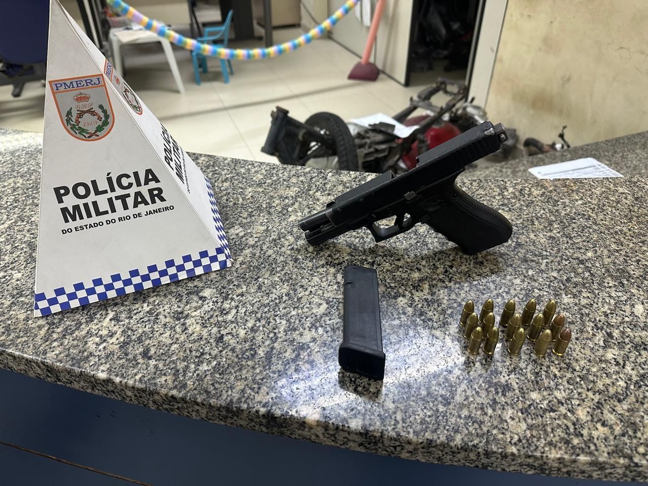 O homem foi autuado em flagrante e encaminhado, juntamente com a arma apreendida, à 54ª DP