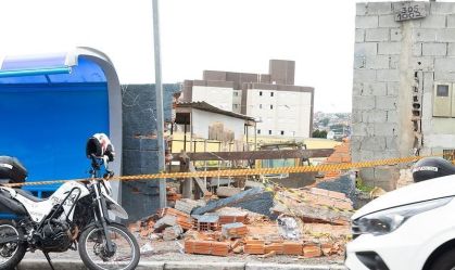 Criança morta após queda de muro: motorista do trator é preso