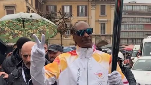 Snoop Dogg, rapper norte-americano, participou do revezamento da tocha olímpica antes da abertura dos Jogos de Inverno.