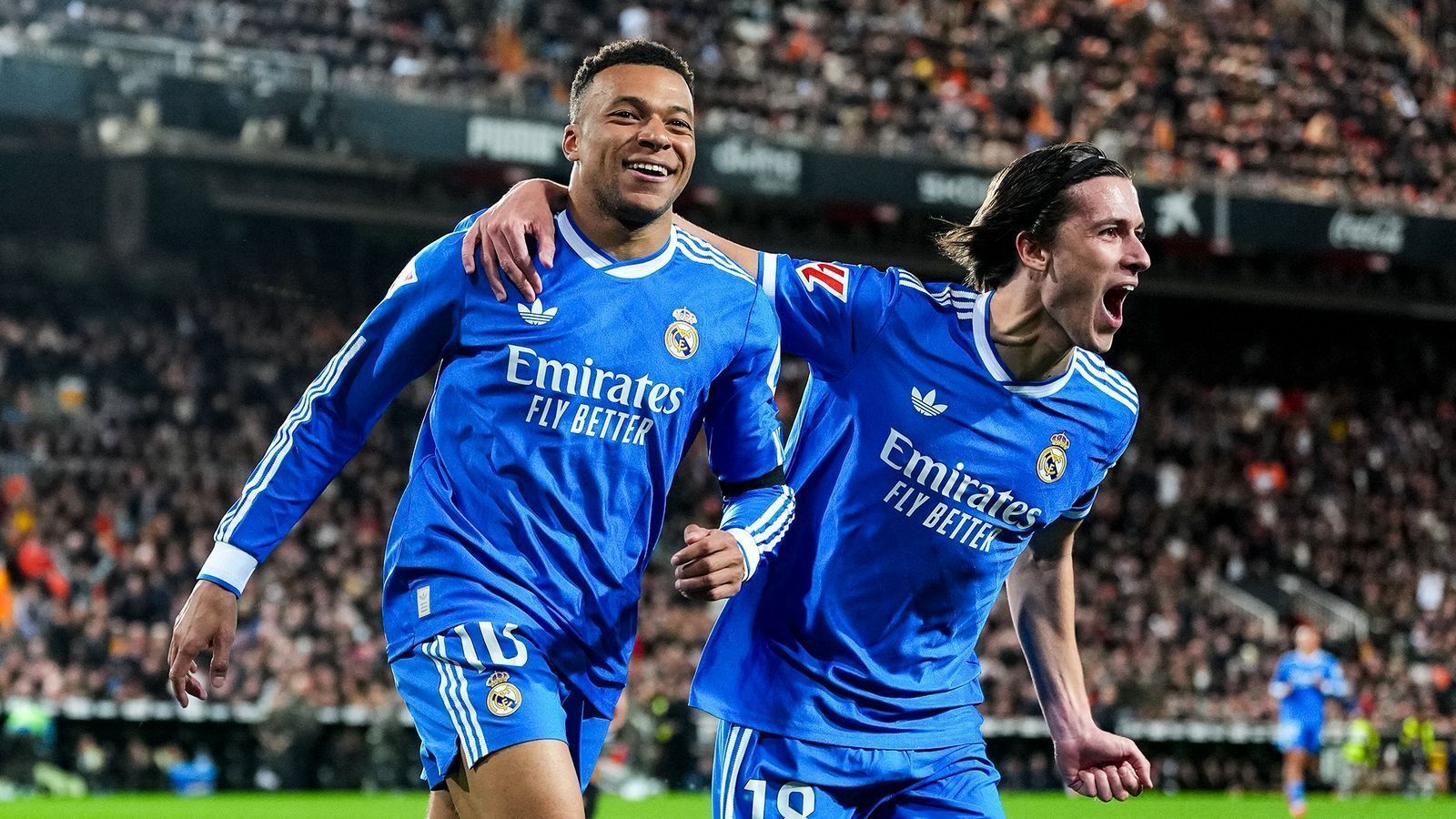 Jogadores do Real Madrid celebram gol contra o Valencia.