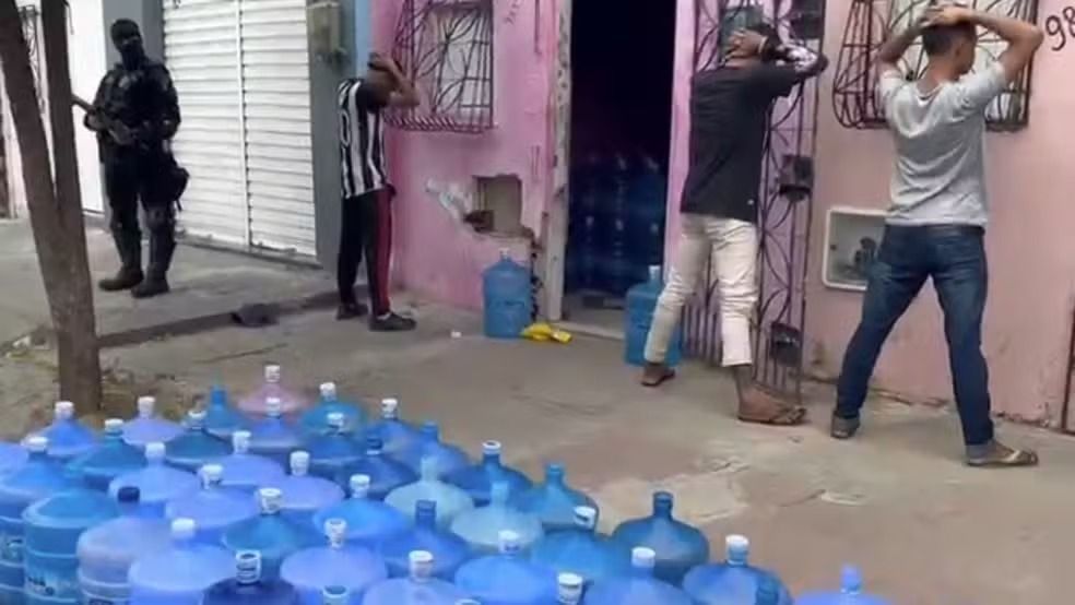 Comando Vermelho tenta dominar venda de água mineral em cidade do Ceará; dez são presos