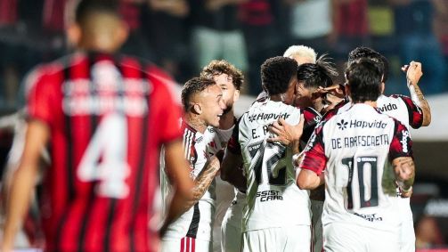 Jogadores do Flamengo celebram gol.