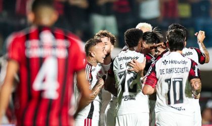 Jogadores do Flamengo celebram gol.