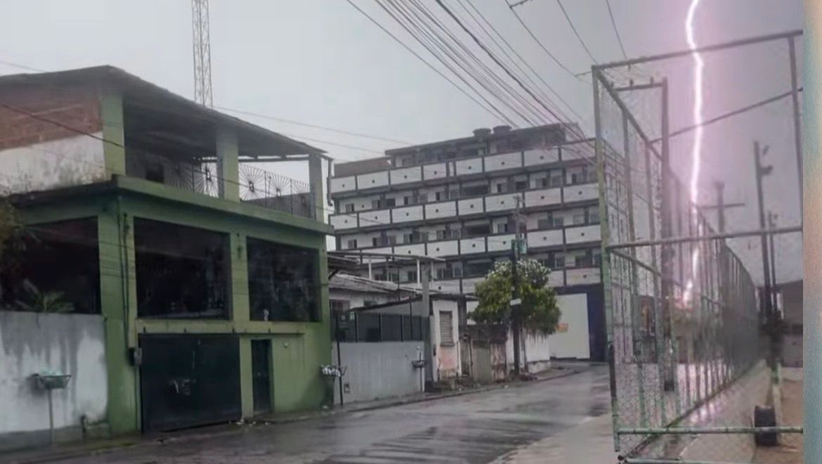 Chuva e raios marcam início do Carnaval no Recife e região
