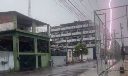 Chuva e raios marcam início do Carnaval no Recife e região metropolitana