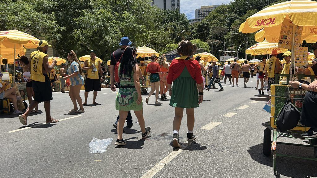 Policiais fantasiados da turma do Chaves prendem cinco suspeitos em blocos na República neste domingo (15) • Reprodução/SSP