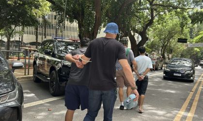 Policiais fantasiados de Chaves prendem cinco em blocos de carnaval