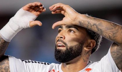 Gabigol celebra gol pelo Santos em partida contra o Velo Clube, pelo Campeonato Paulista.