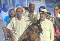 Ao lado de Eduardo Paes, Lula desce à pista pra acompanhar desfile