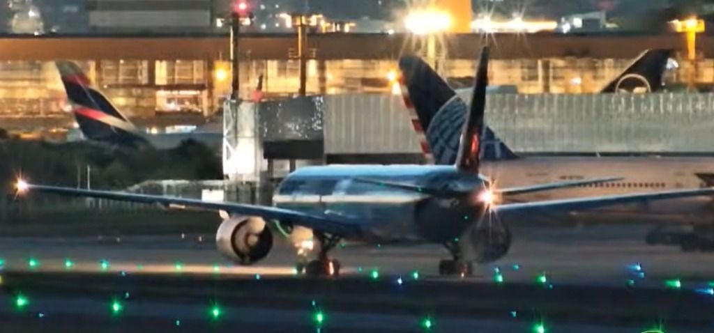 Avião na pista após abortar decolagem rumo a Lisboa • Aviação Guarulhos JPD