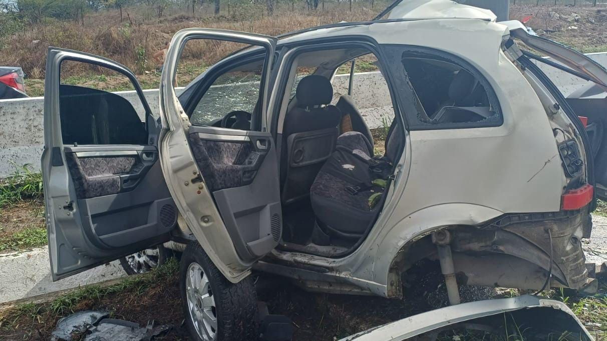 Acidente deixa dois mortos, dois feridos e carro 'esmagado' em PE