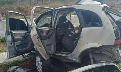Acidente deixa dois mortos, dois feridos e carro 'esmagado' em PE