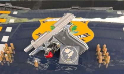 Mulher que dirigia uma BMW é presa com pistola semiautomática em MG