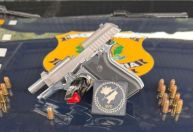 Mulher que dirigia uma BMW é presa com pistola semiautomática em MG