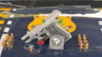 Mulher que dirigia uma BMW é presa com pistola semiautomática em MG