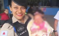 Bebe de um mês encontrada na mata é amamentada por policial militar em MG