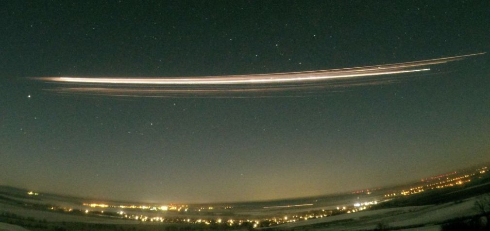 Uma exposição de 30 segundos, mostra o estágio superior do foguete Falcon 9 reentrando na atmosfera sobre Alemanha • Gerd Baumgarten