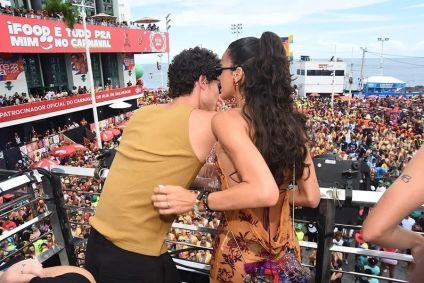 Shawn Mendes curte o trio de Ivete Sangalo no circuito Barra Ondina, em Salvador, ao lado de Bruna Marquezine