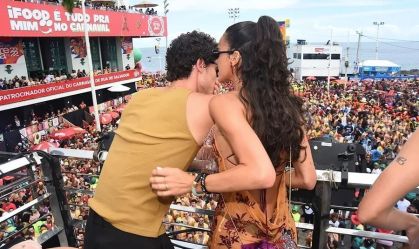 Shawn Mendes curte o trio de Ivete Sangalo no circuito Barra Ondina, em Salvador, ao lado de Bruna Marquezine