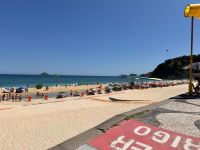 Asa-delta com duas pessoas cai no mar em São Conrado, no Rio