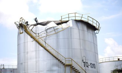 Desaparecidos após explosão em tanque de combustível são encontrados mortos