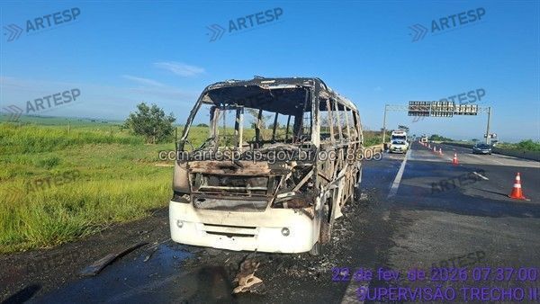 Veículo foi completamente consumido pelas chamas • Artesp