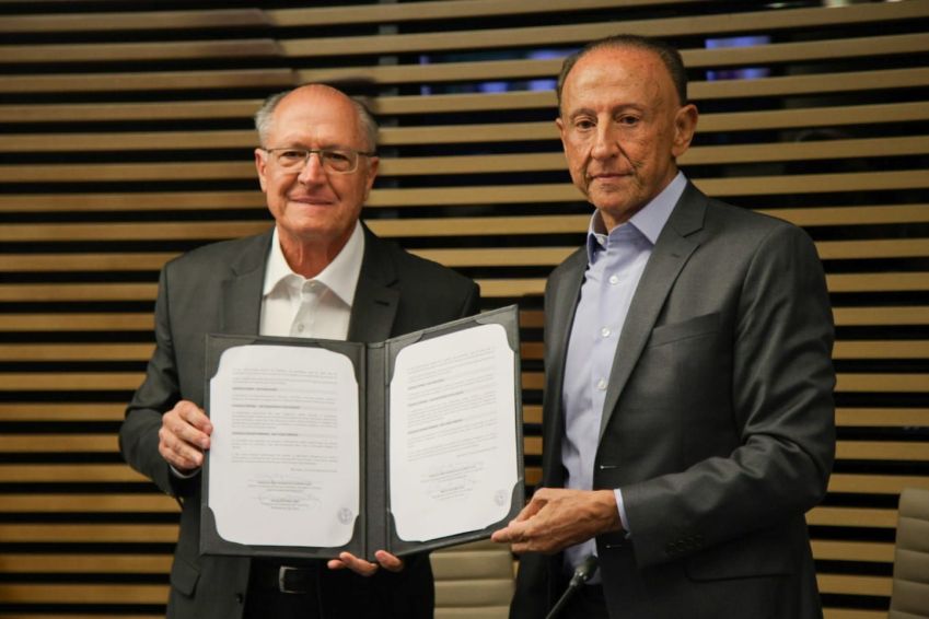 O presidente em exercício e ministro do Desenvolvimento, Indústria, Comércio e Serviços, Geraldo Alckmin, e o presidente da Fiesp, Paulo Skaf, assinaram, nesta segunda-feira (23), dois Protocolos de Intenções, durante reunião de diretoria da entidade, realizada na sede, em São Paulo • Divulgação: Fiesp