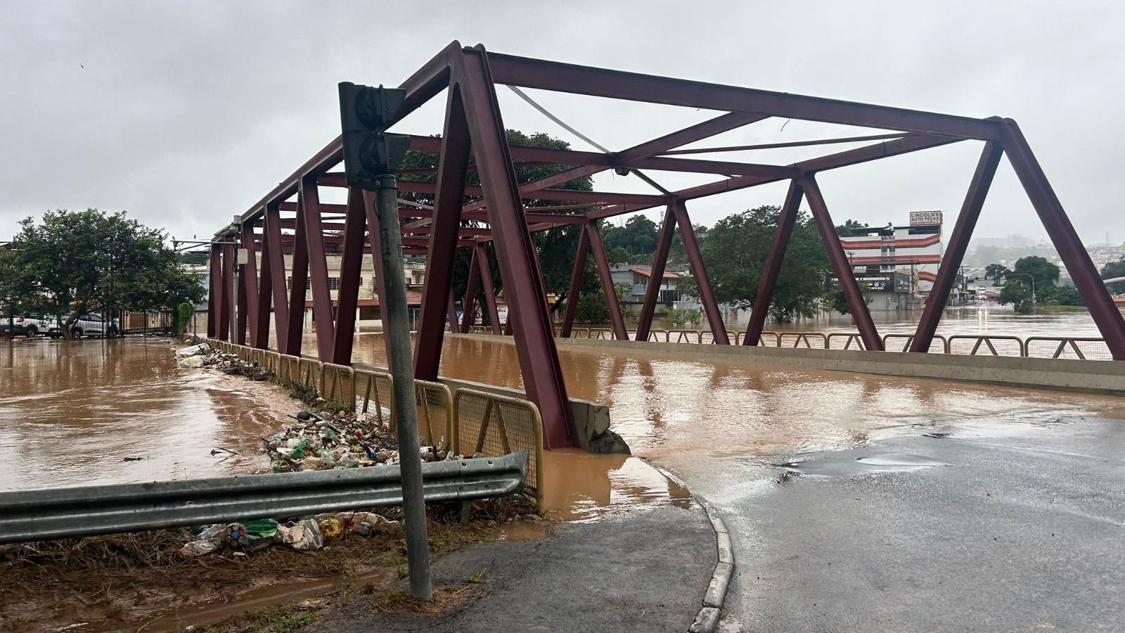 As imagens da situação no município mostram o tamanho da ação das precipitações, que chegaram a 584 milímetros acumulados no período