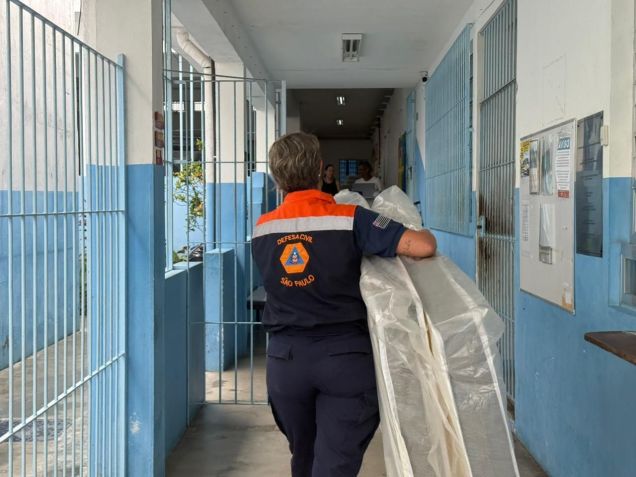 Governo de SP amplia envio de ajuda humanitária para famílias desabrigadas devido às chuvas em Peruíbe • Defesa Civil