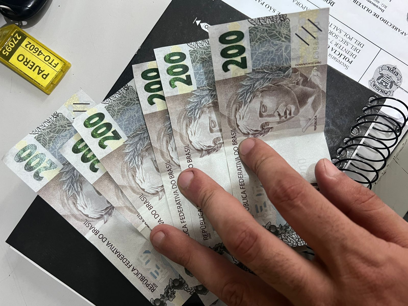 Cédulas foram apreendidas com suspeito • Reprodução