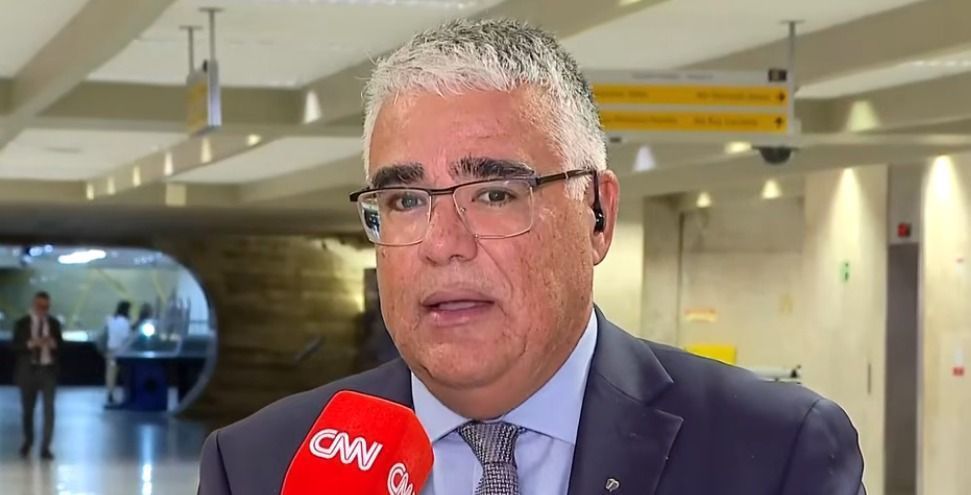 O senador Eduardo Girão, líder do Partido Novo