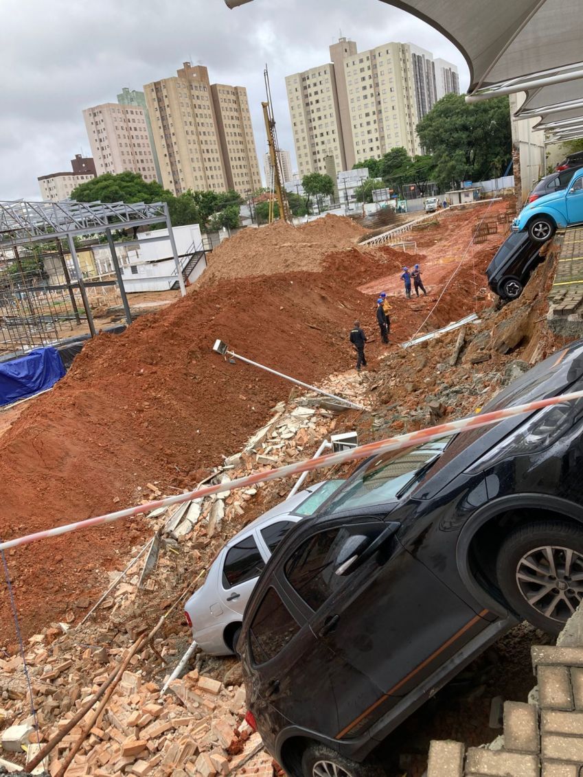 Carros caíram após a estrtutura do prédio ceder • Arquivo pessoal