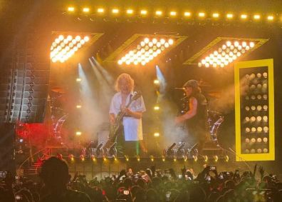 O guitarrista Angus Young e o vocalista Brian Johnson durante apresentação no Morumbis, em 24 de fevereiro de 2026