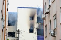 Incêndio deixa 16 feridos e bombeiros atingidos por destroços em Salvador