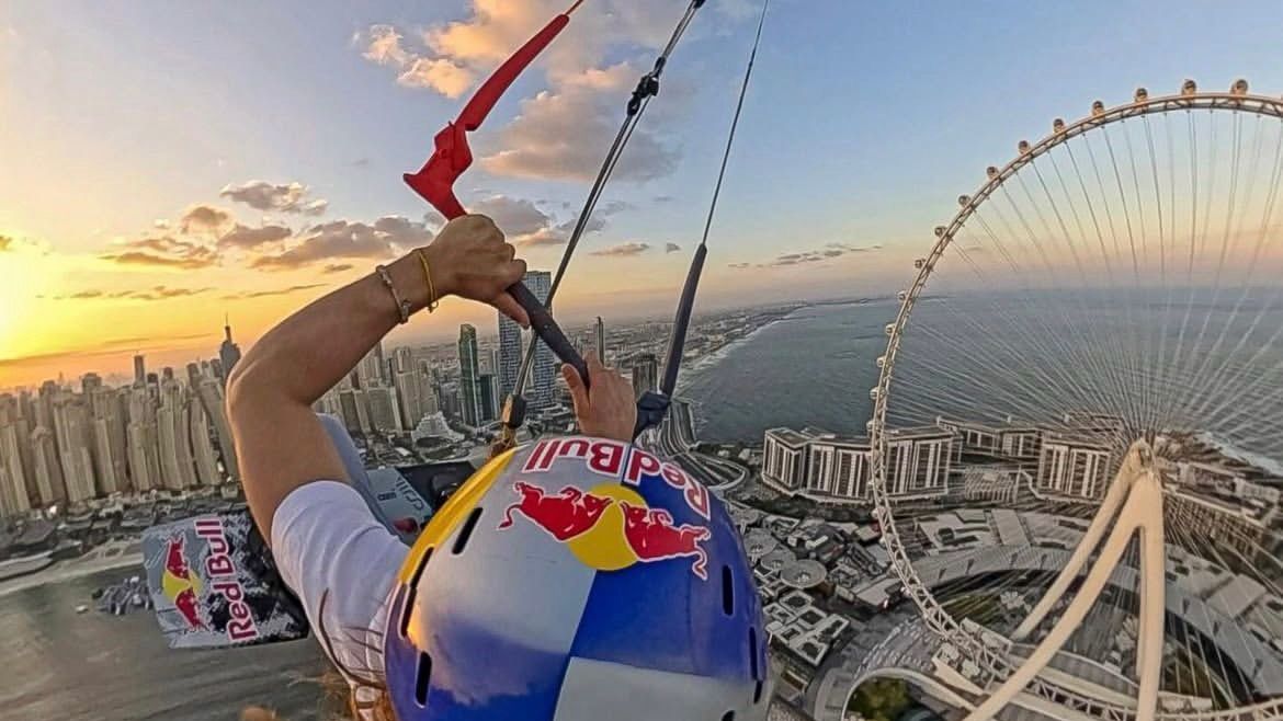 Andrea Principi, kitesurfista italiano, bate recorde ao saltar do topo da Ain Dubai.