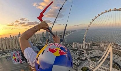 Kitesurfista italiano bate recorde ao saltar de roda-gigante em Dubai