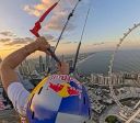 Kitesurfista italiano bate recorde ao saltar de roda-gigante em Dubai