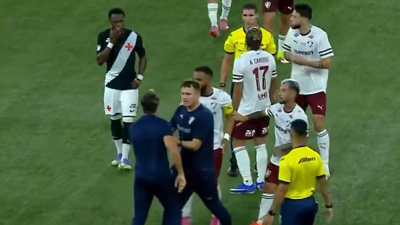 Zubeldia invade o campo após ser expulso
