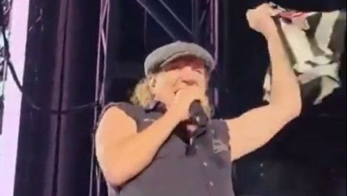 Vocalista do AC/DC levanta bandeira do Corinthians durante show no ...