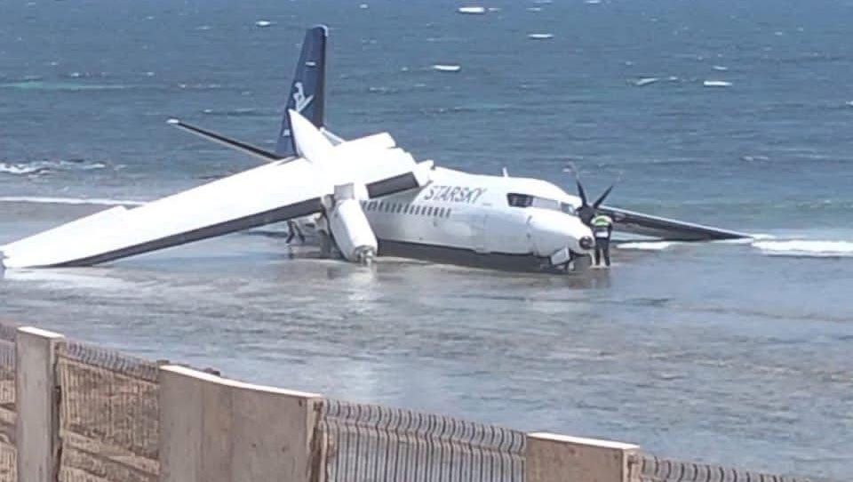 Avião com 55 passageiros faz pouso de emergência em praia na Somália