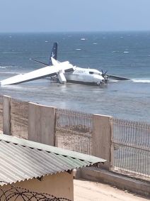 Avião com 55 passageiros faz pouso de emergência em praia na Somália