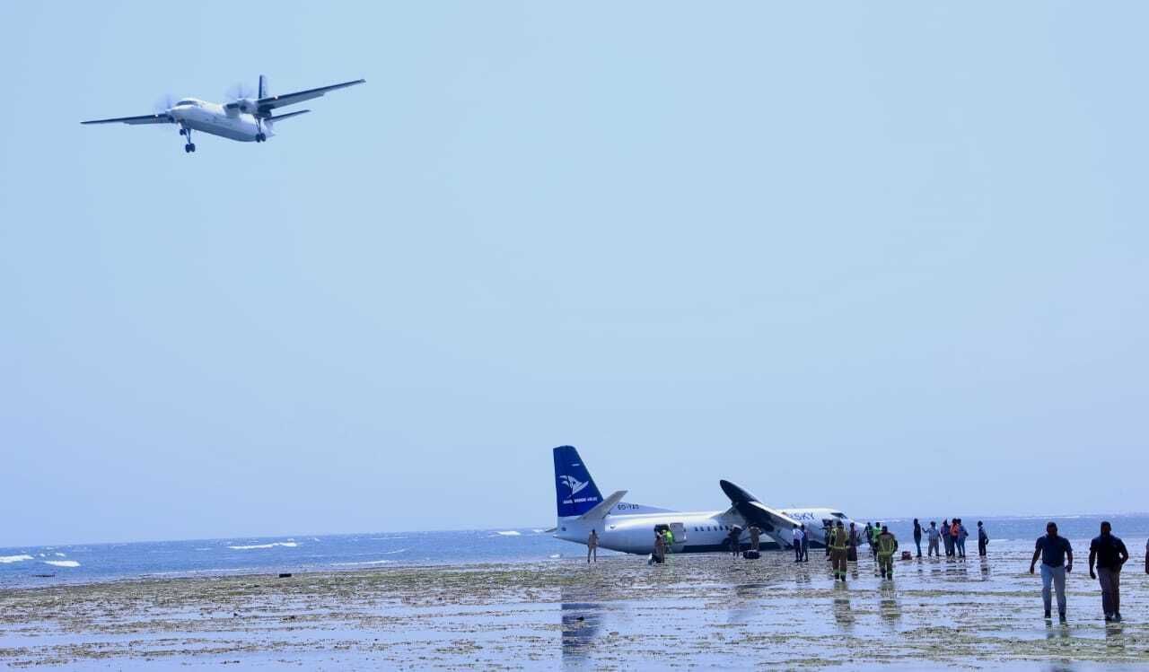 Avião com 55 passageiros faz pouso de emergência em praia na Somália