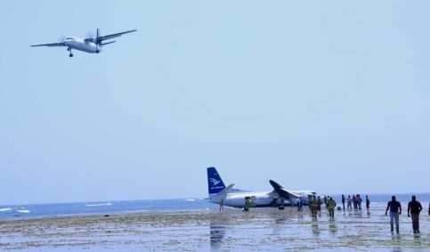 Avião com 55 passageiros faz pouso de emergência em praia na Somália