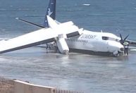 Avião com 55 passageiros faz pouso de emergência em praia na Somália