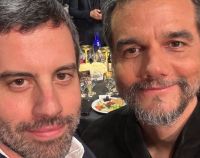 Wagner Moura entrega prêmio a Adolpho Veloso em evento; veja o momento