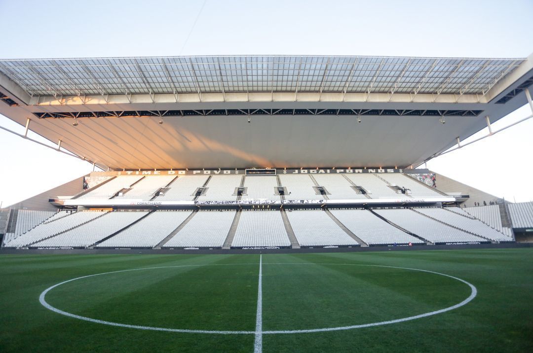 Corinthians vê gramado da Arena “nível 2014” e projeta ampliação