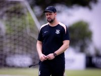 Auxiliar do Corinthians rebate súmula e diz que árbitro "relatou mentiras"